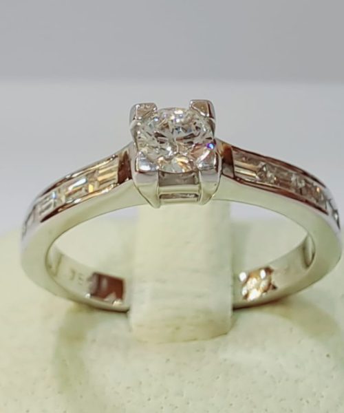 RING 18KT/0.44CTCENTER/0.20CT SIDE/VVS1 F